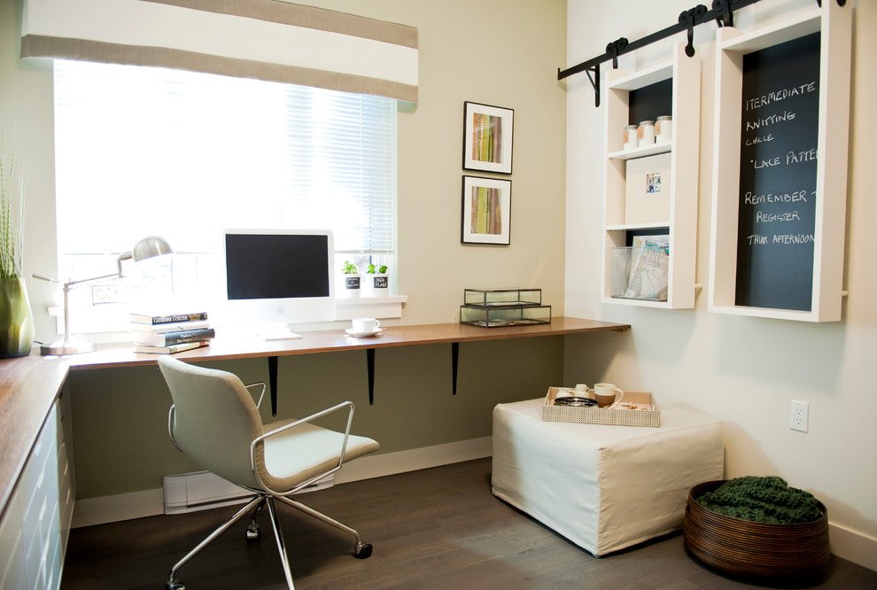 bureau d'angle pour ordinateur près de la fenêtre