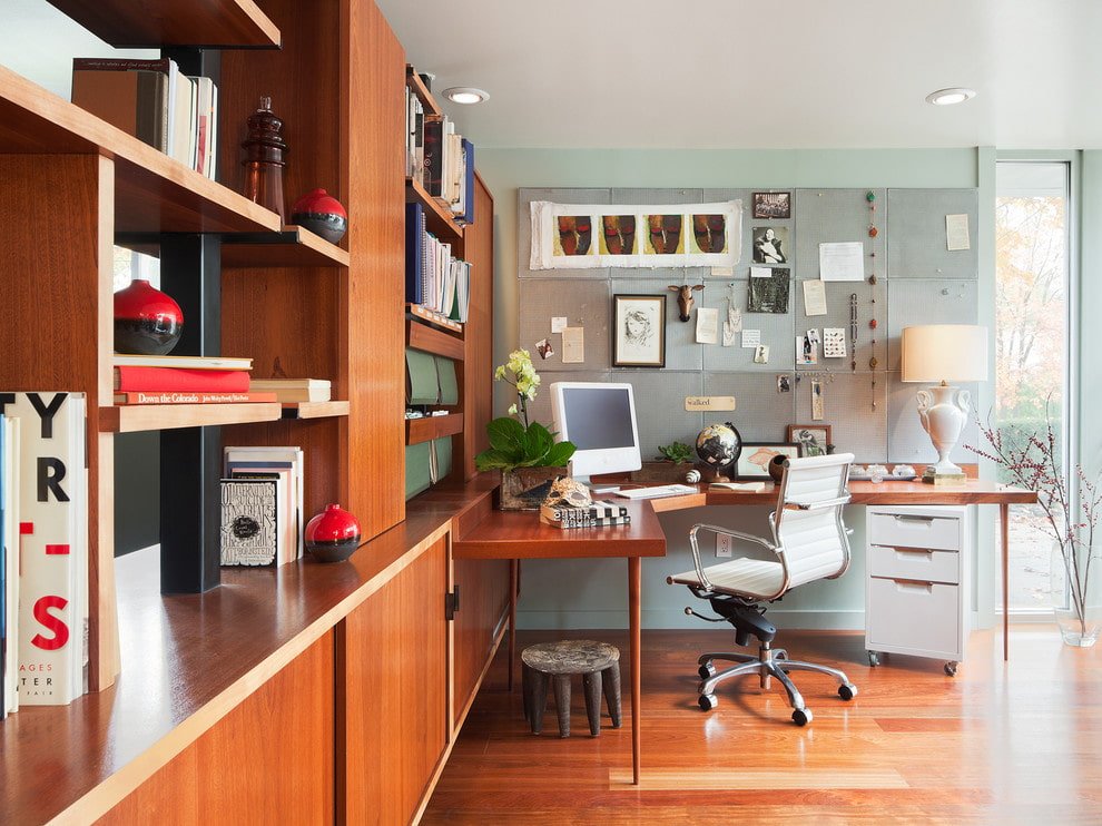 bureau d'angle avec une trousse