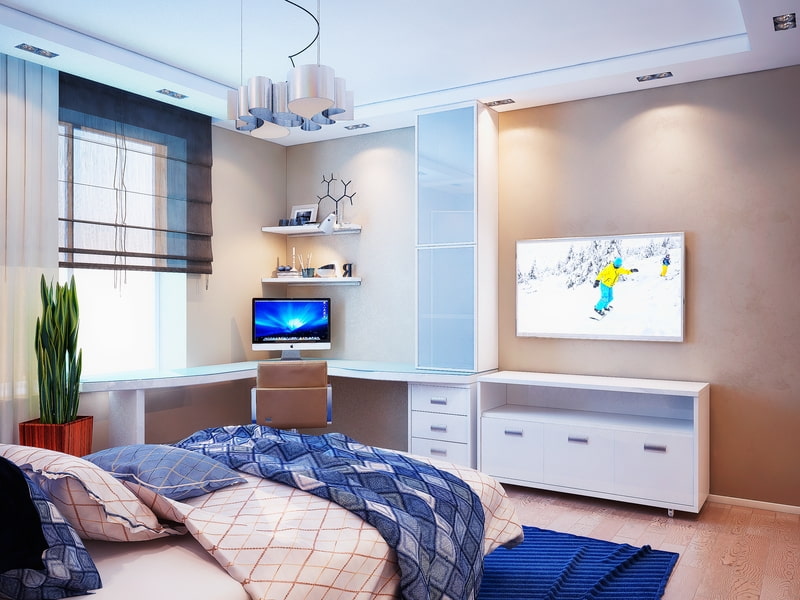 Bureau d'ordinateur dans la chambre dans le coin