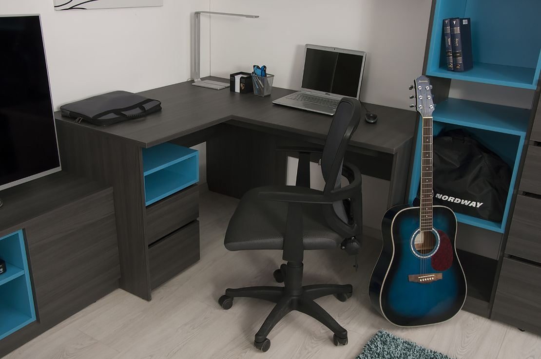 Bureau d'angle noir avec inserts bleus