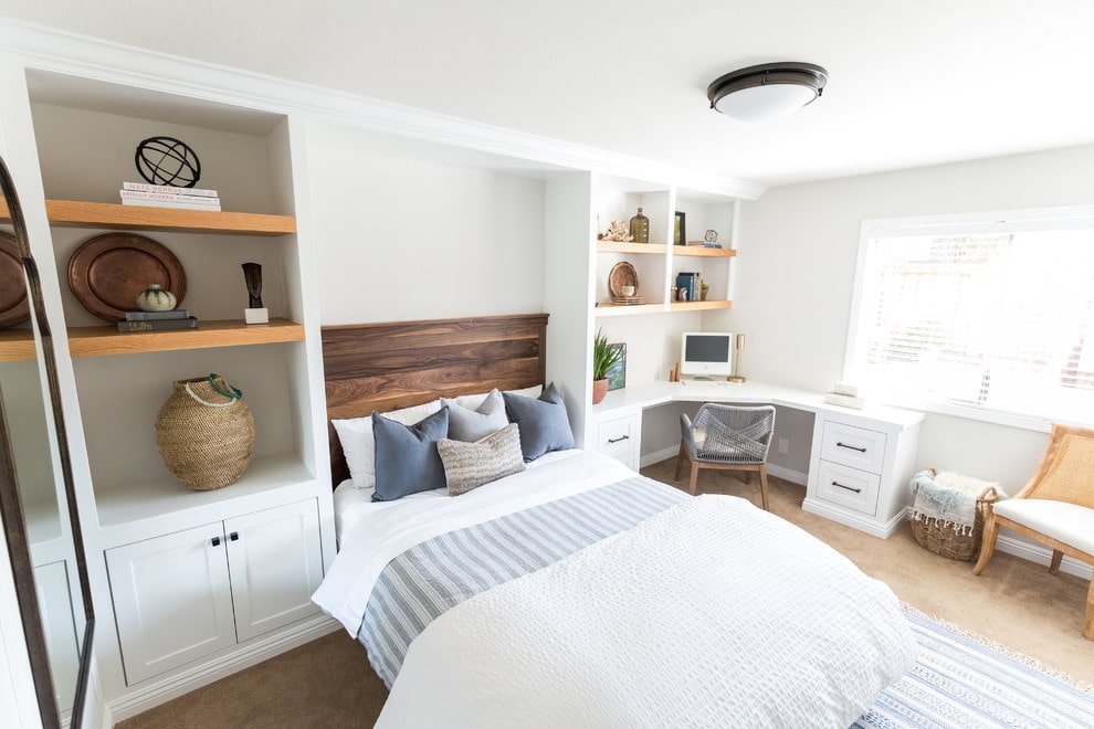 Bureau d'ordinateur dans la chambre dans le coin