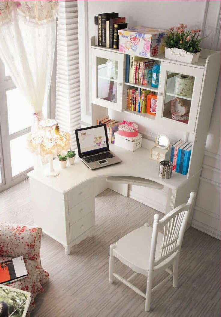 Bureau d'angle blanc pour ordinateur