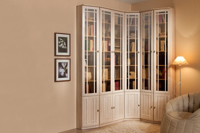 Meuble d'angle pour livres dans le hall
