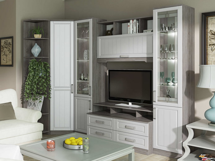 armoire d'angle à l'intérieur du hall dans le style provençal
