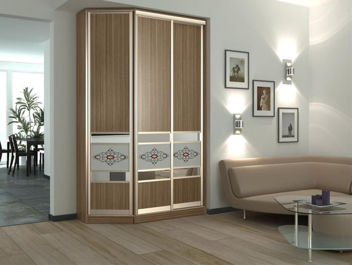Aménagement d'une armoire d'angle dans un hall
