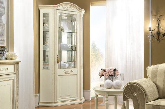 Vitrine d'angle à l'intérieur du hall