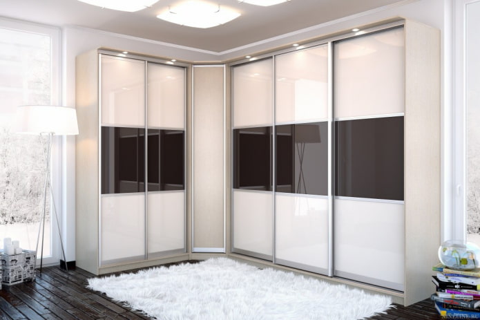 Armoire d'angle dans le hall