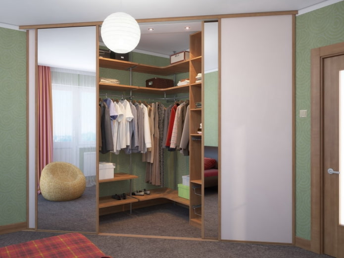 Armoire d'angle triangulaire dans le hall