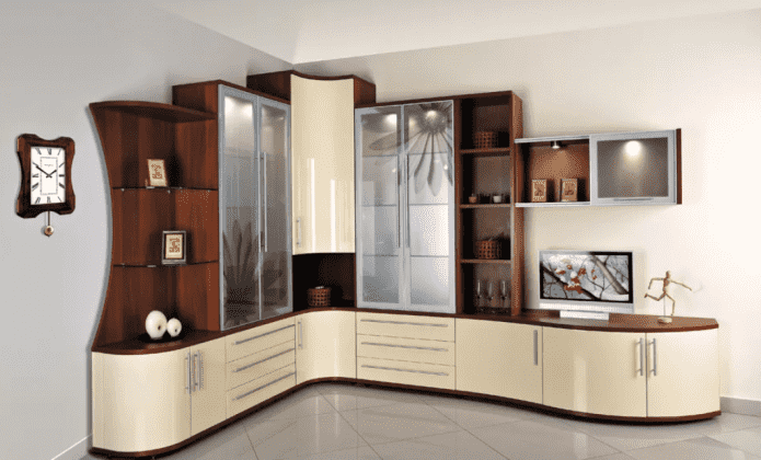 Meuble haut d'angle dans un salon