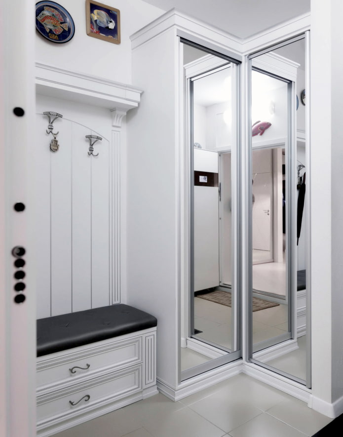 Armoire coulissante dans un petit couloir