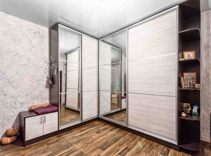 armoire avec étagères ouvertes et un siège