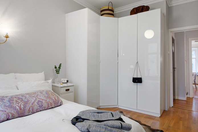 armoire d'angle encastrée dans la chambre
