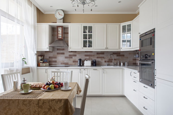 Ensemble d'angle à l'intérieur d'une petite cuisine