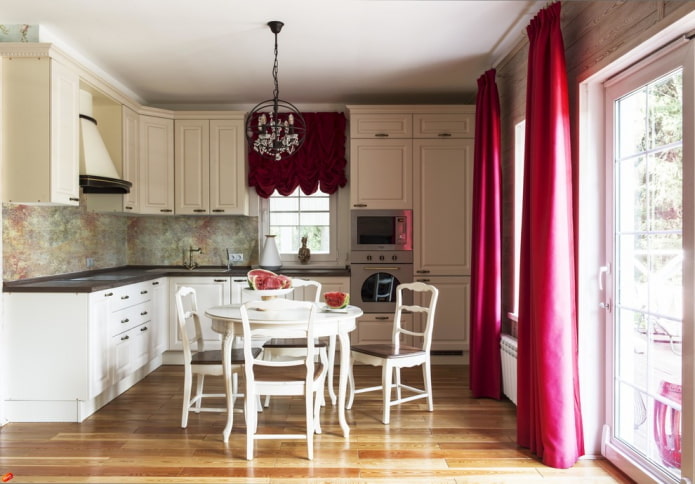 Ensemble de cuisine d'angle à l'intérieur d'une maison privée