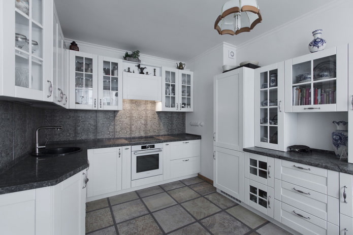 Systèmes de rangement à l'intérieur d'une cuisine d'angle