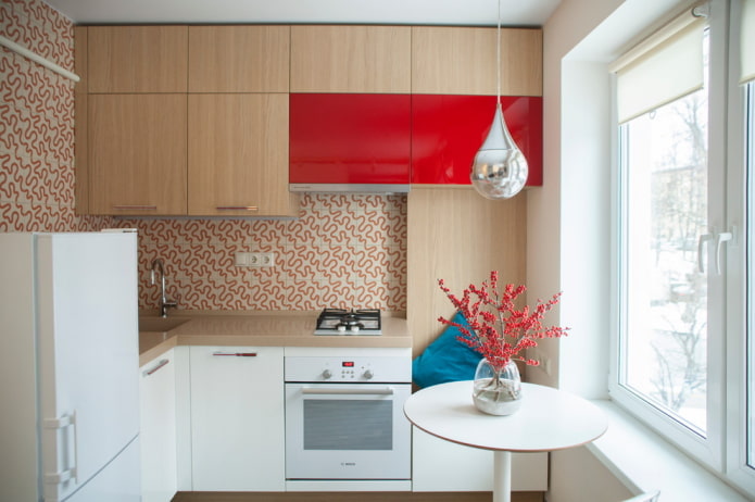 Ensemble d'angle à l'intérieur d'une petite cuisine