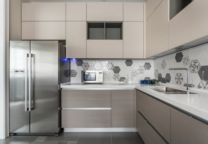 Espace de lavage en angle à l'intérieur de la cuisine