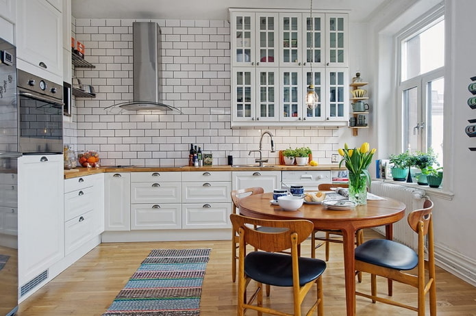 Cuisine en forme de coin dans un style scandinave