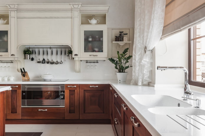 Espace lavage à l'intérieur d'une cuisine d'angle