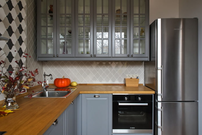 Espace de lavage en angle à l'intérieur de la cuisine