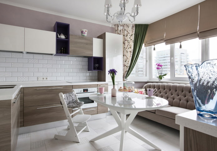 Espace repas à l'intérieur d'une cuisine d'angle