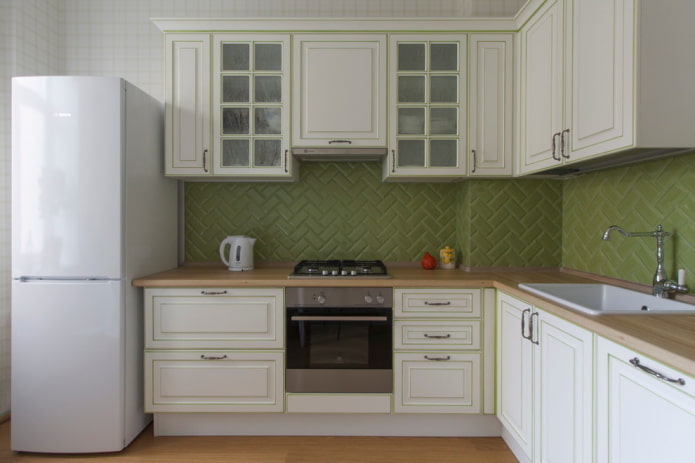 ensemble d'angle à l'intérieur d'une petite cuisine