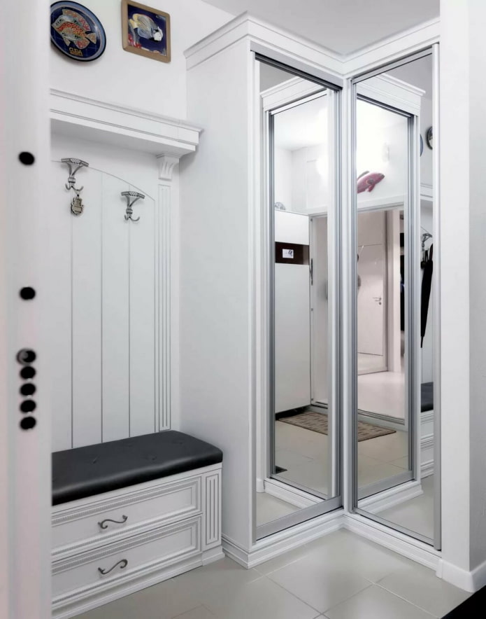 Couloir avec miroir