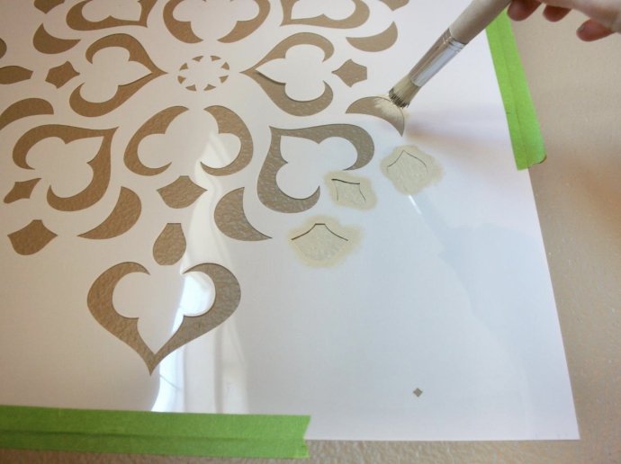 application de peinture sur le mur