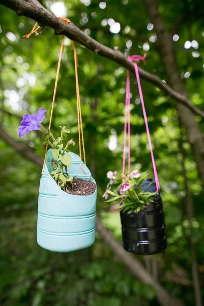 Jardinières suspendues en bouteilles