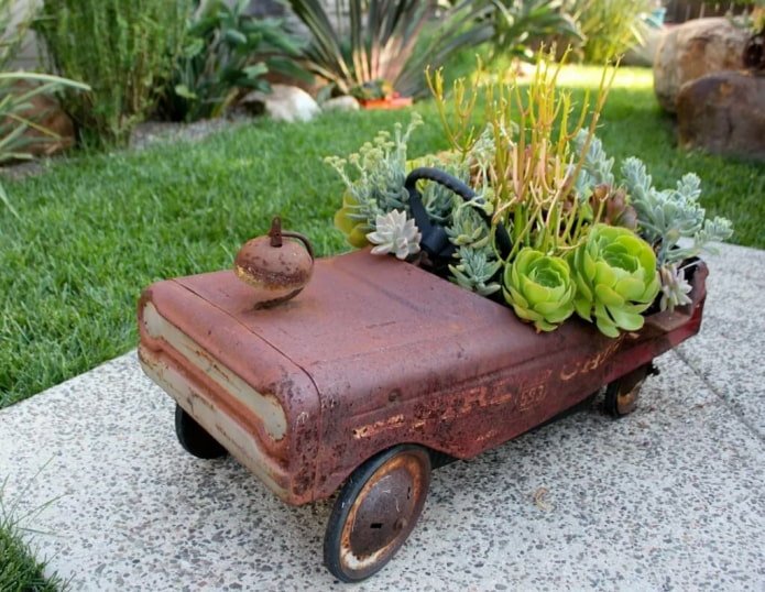 Voiture jouet dans le jardin