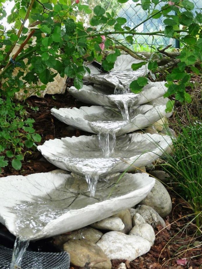 Fontaine en feuilles de béton