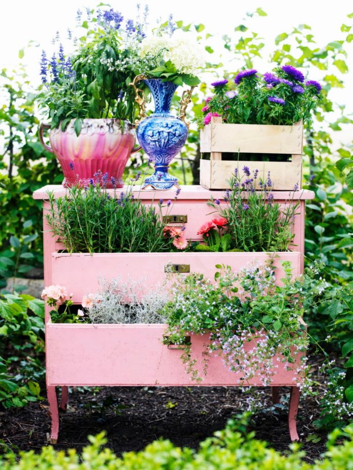 Parterre de fleurs d'une commode