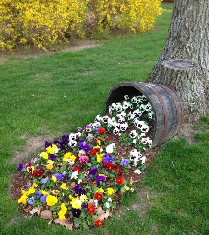 Parterre de fleurs en tonneau