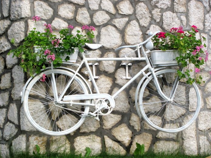 Vélo-pot de fleurs sur le mur