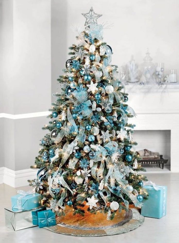 Décorations bleues et lumières chaudes