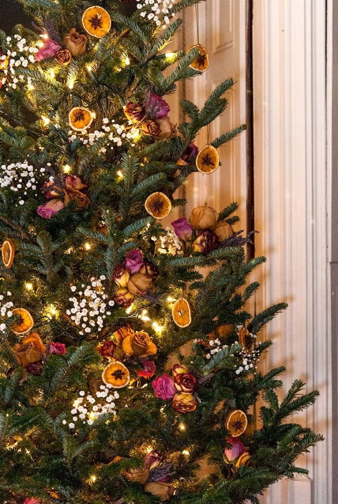 Sapin de Noël avec des fleurs séchées