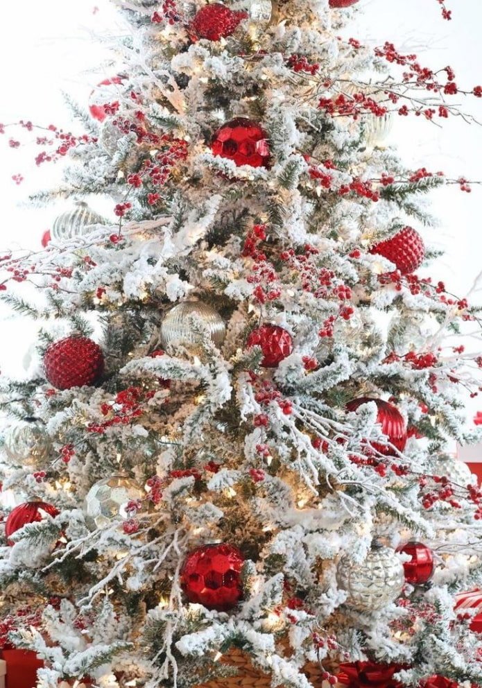 Sapin de Noël avec branches de baies