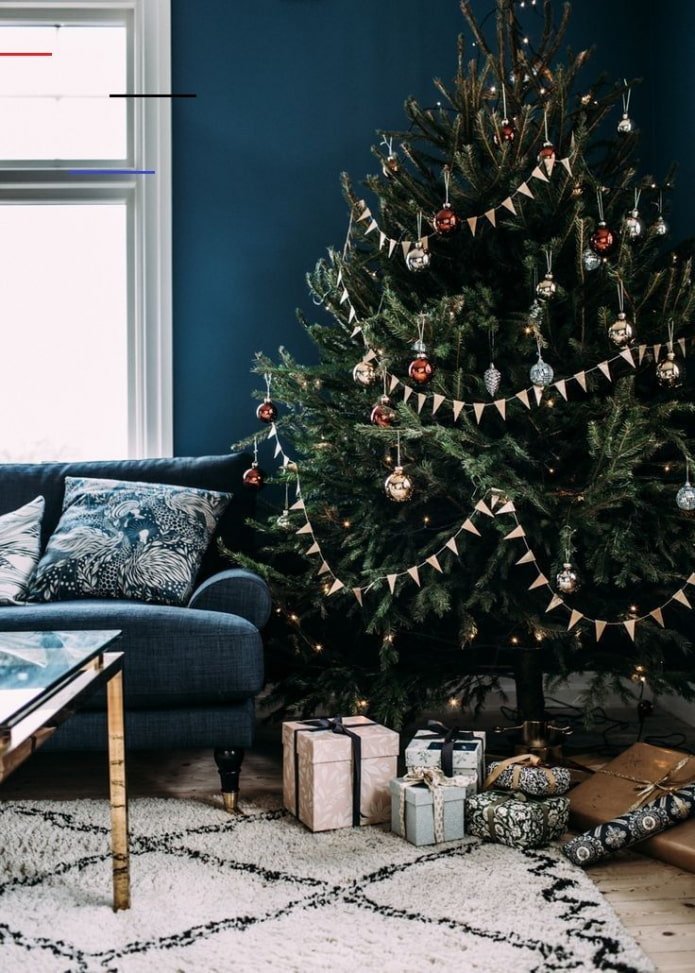 Un sapin de Noël luxuriant, un minimum de jouets