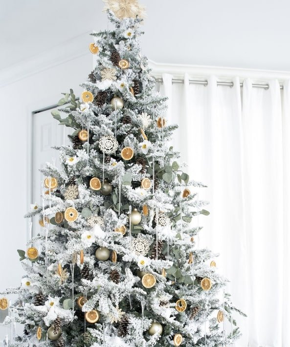 Sapin de Noël éco-responsable sous la neige