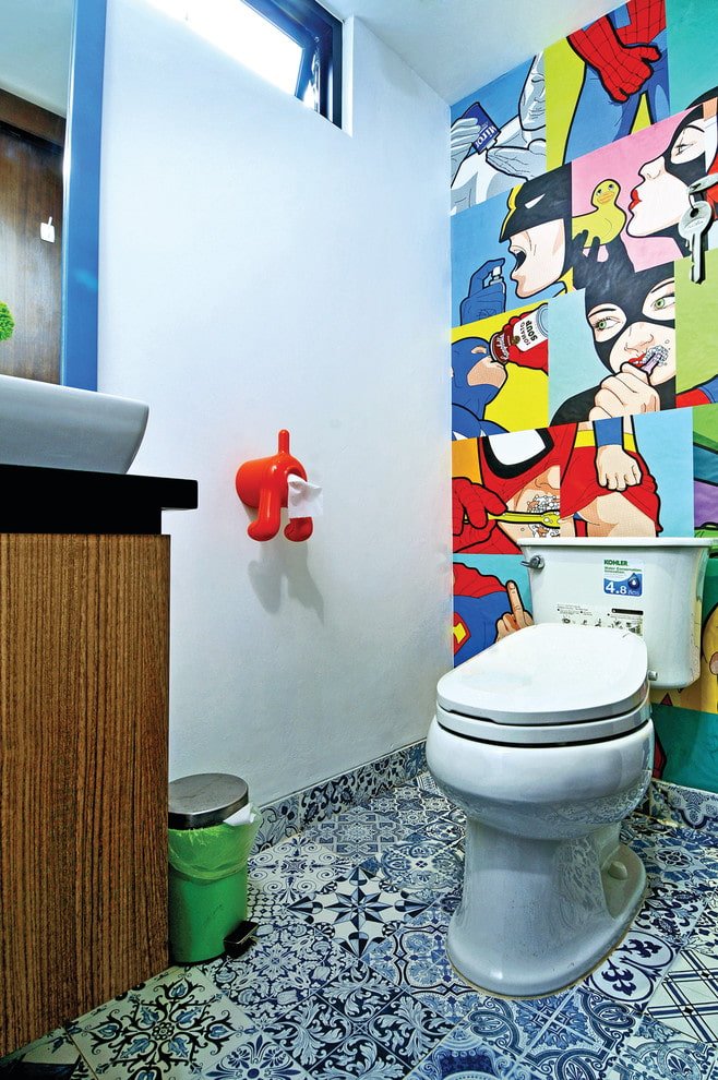 Bandes dessinées au-dessus du réservoir des toilettes