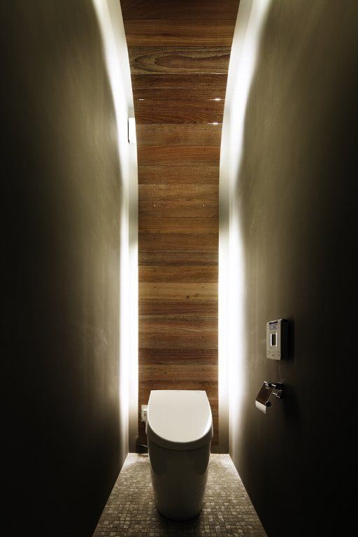 Lumière derrière les toilettes