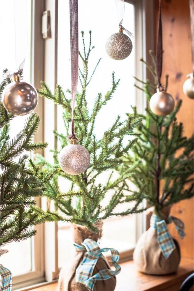Sapins et boules de Noël