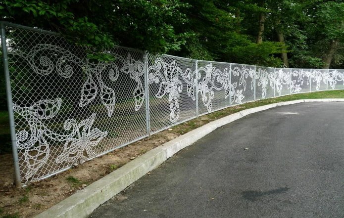 motif de fils sur une clôture grillagée