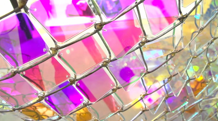 verre coloré sur une clôture grillagée