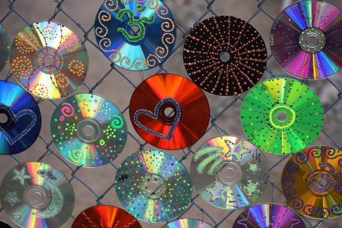 disques compacts sur une clôture grillagée