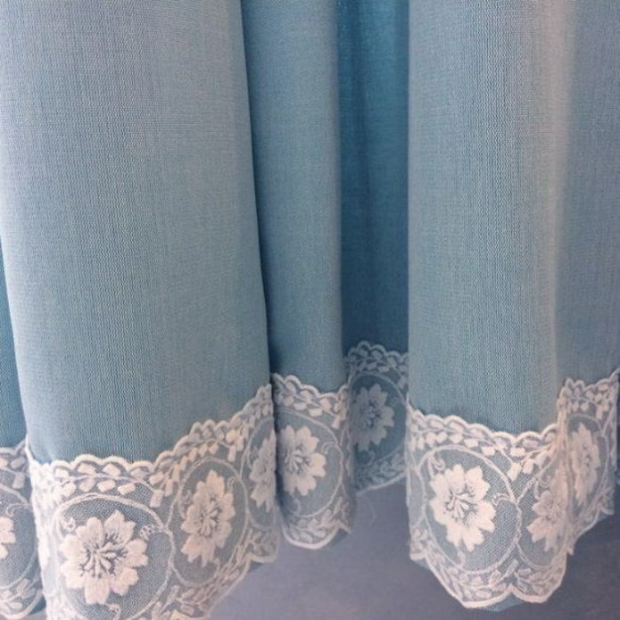 Dentelle le long du bas