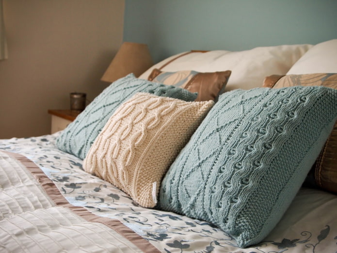 coussins tricotés sur le lit