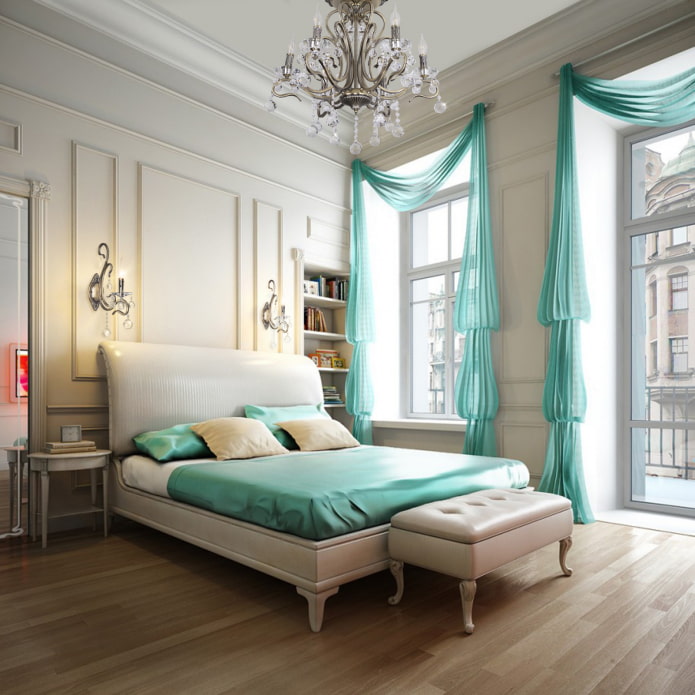 Tulle turquoise de la couleur du couvre-lit et des oreillers