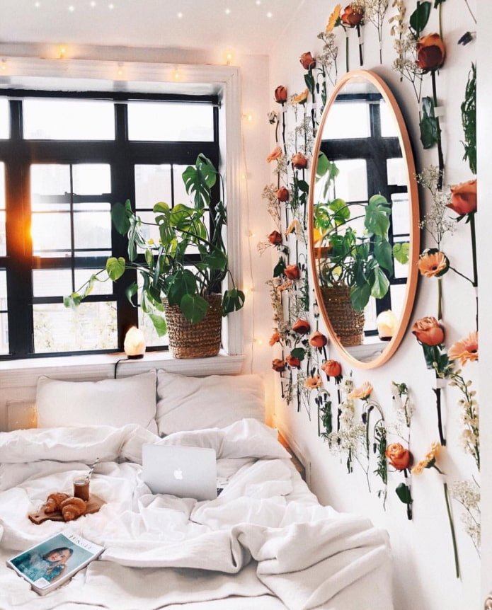 fleurs artificielles dans la chambre