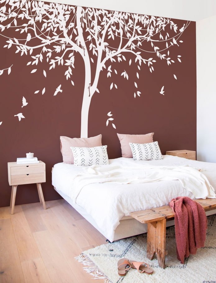 Motif de pochoir en forme d'arbre dans la chambre